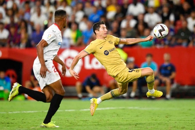 Pha ngả người móc bóng nâng tỷ số lên 2-0 cho Barcelona của Lewandowski. (Ảnh: AP).