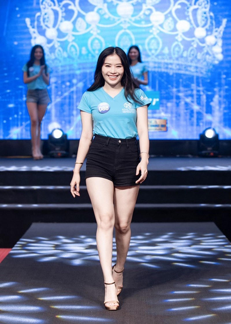 Ngoại hình “thừa cân” gây tranh cãi của Nam Em khi tham gia Miss World 2022.