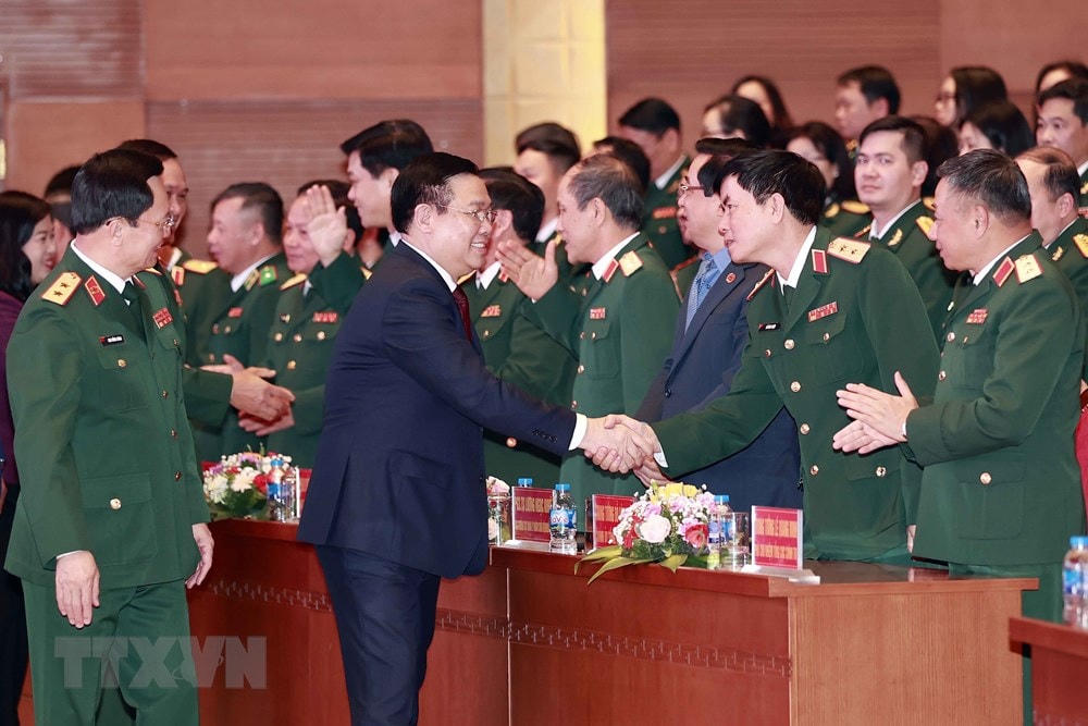 Chủ tịch Quốc hội Vương Đình Huệ với đại biểu dự gặp mặt kỷ niệm 68 năm Ngày Thầy thuốc Việt Nam. (Ảnh: Doãn Tấn/TTXVN).