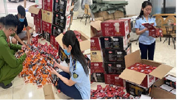 Lực lượng chức năng kiểm tra số hàng hóa không có nguồn gốc xuất xứ. Ảnh: Công an TP Hà Nội.