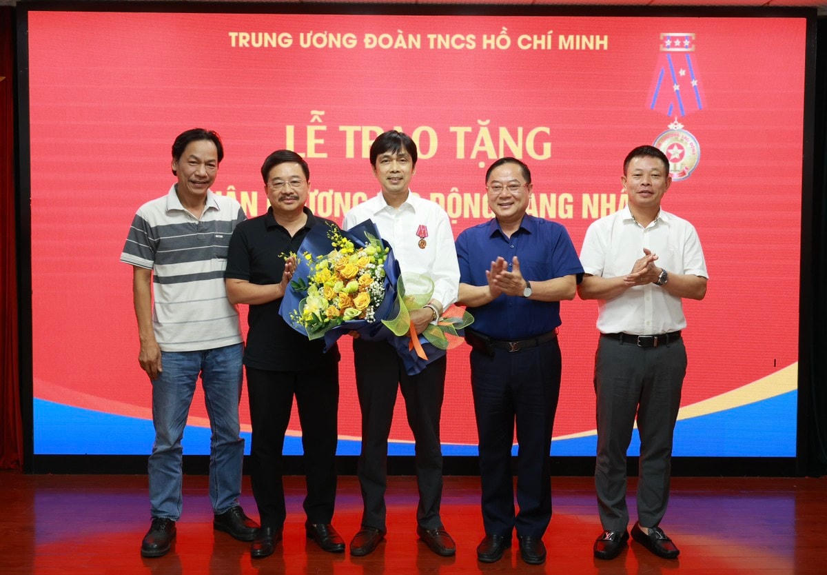 Ban Biên tập báo Tiền Phong tặng hoa chúc mừng nhà báo Nguyễn Huy Lộc. (Ảnh: Như Ý).