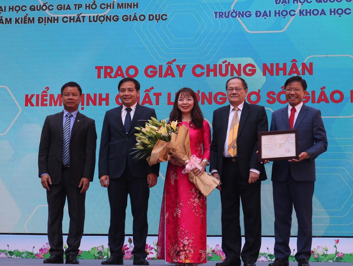 Trường Đại học KHXH&NV vinh dự nhận giấy chứng nhận kiểm định chất lượng giáo dục.