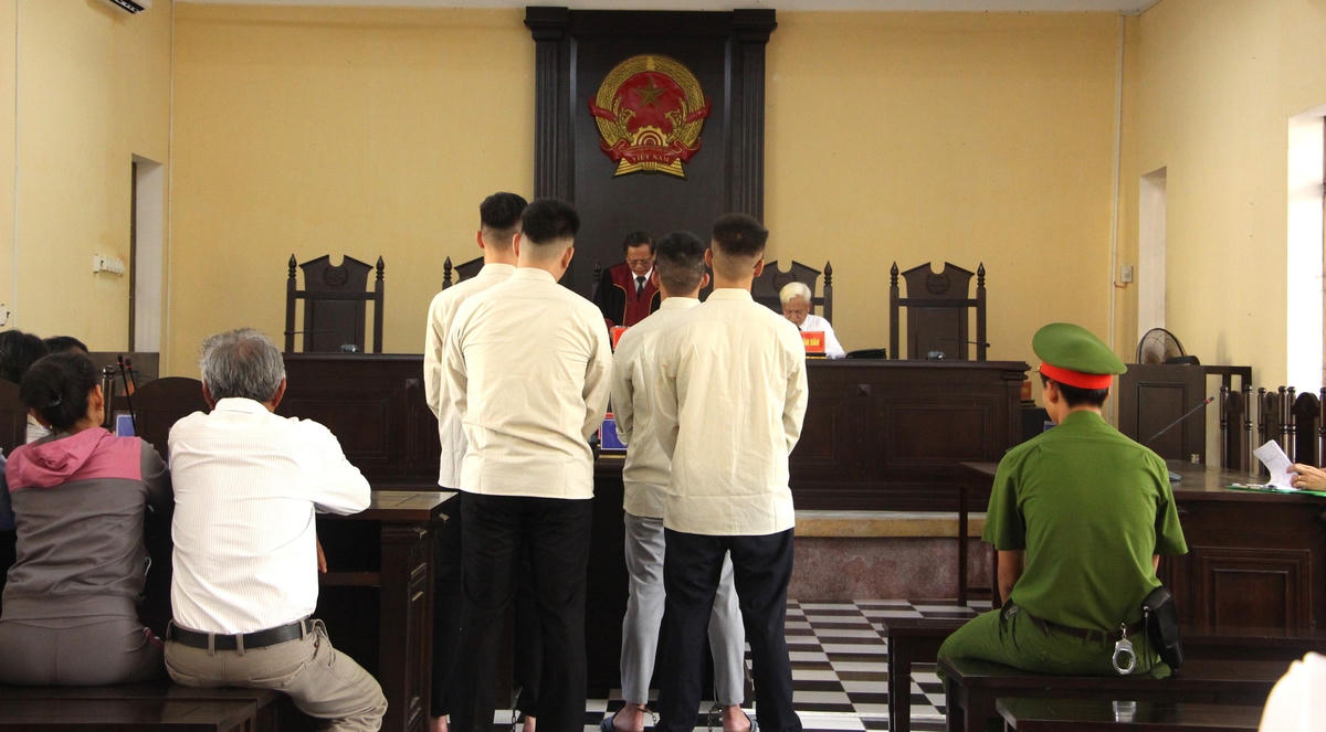 Các bị cáo tại TAND tỉnh Quảng Nam. 