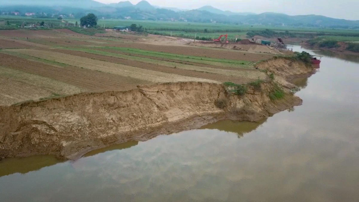 12 hộ dân có đất canh tác tại thôn Thống Nhất (xã Thành Vinh, huyện Thạch Thành, Thanh Hóa) đã bị mất đất do bờ sông sạt lở.