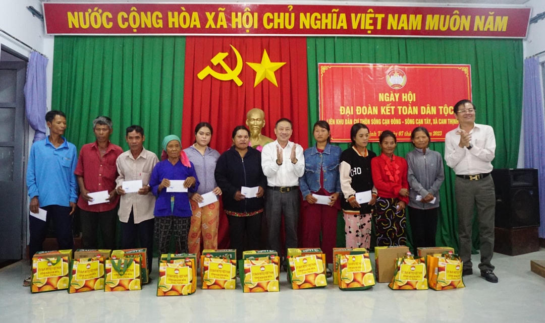 Trao quà cho các hộ đồng bào DTTS nghèo tại ngày hội đại đoàn kết.