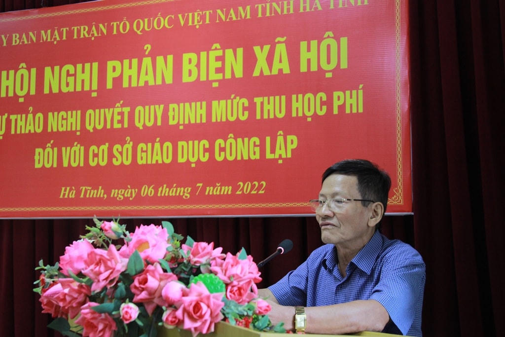 Ông Trần Thanh Bình, Chủ nhiệm Hội đồng tư vấn của Ủy ban MTTQ tỉnh Hà Tĩnh phản biện một số ý kiến.