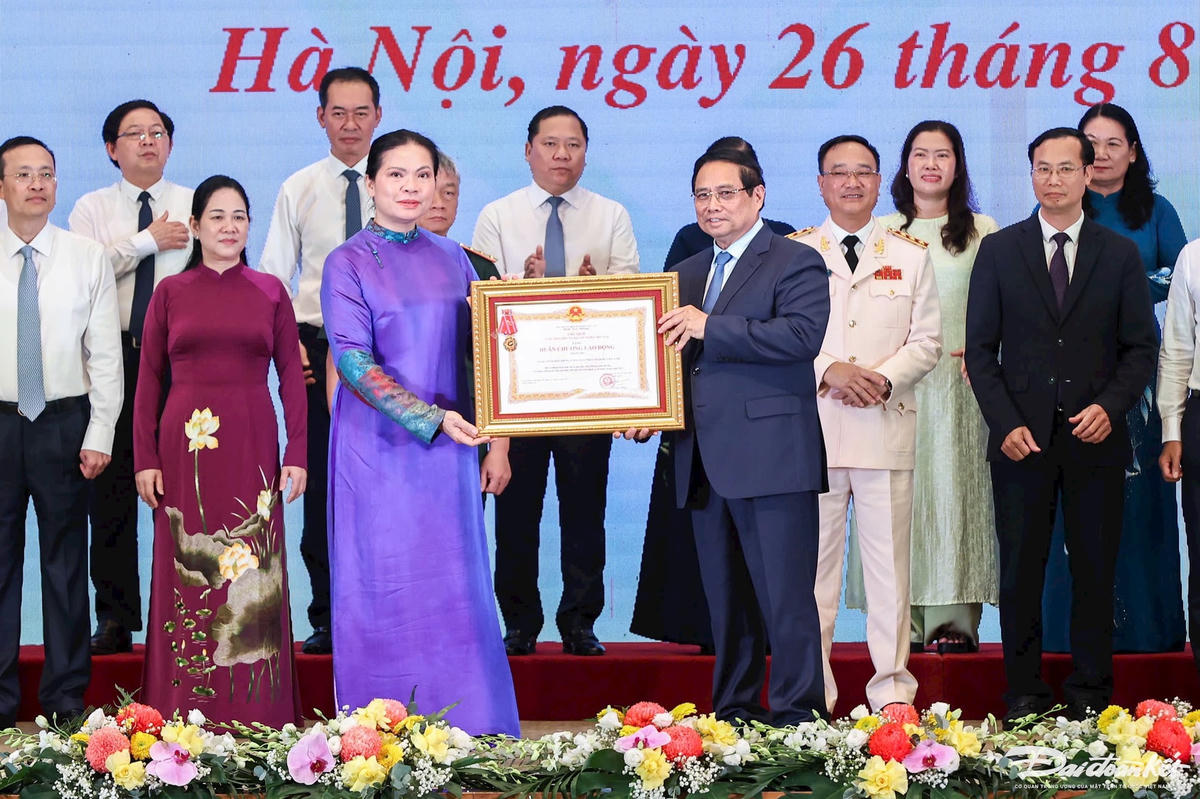 Thủ tướng Phạm Minh Chính trao tặng Huân chương Lao động hạng Ba cho đại diện lãnh đạo UBTƯ MTTQ Việt Nam. Ảnh: Quang Vinh.