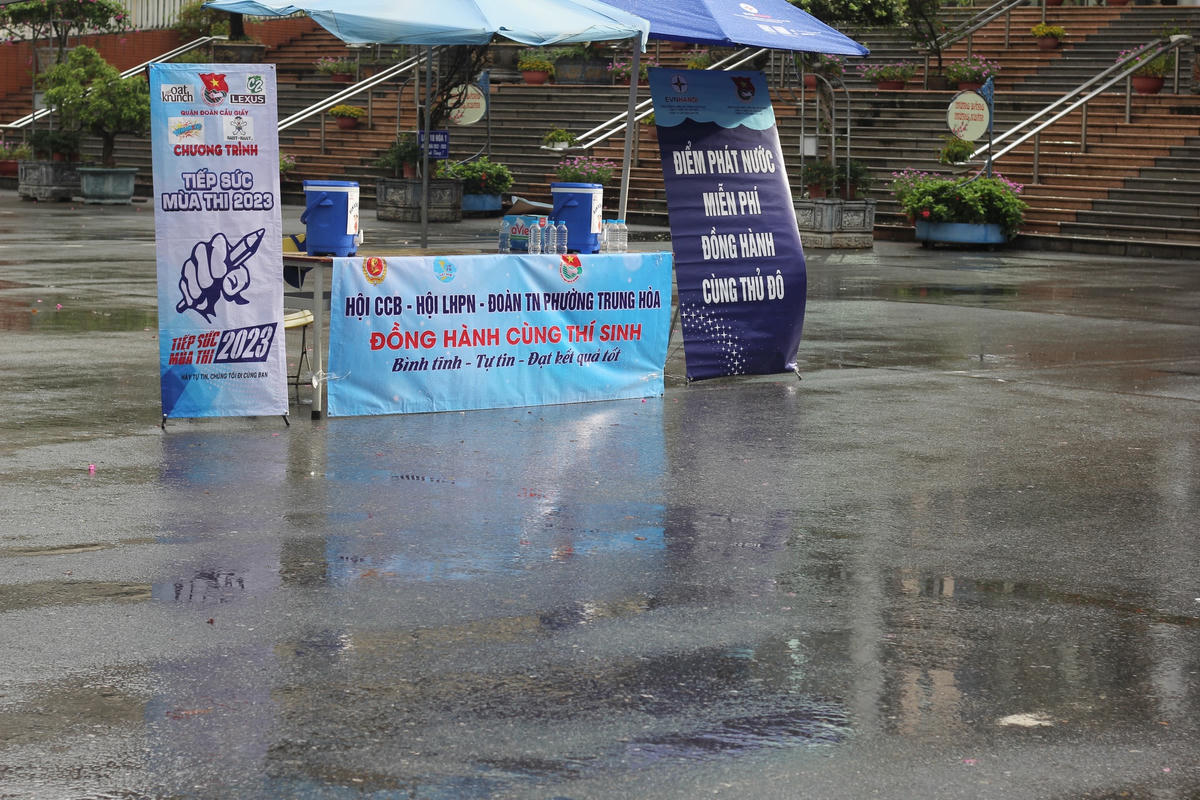 Thí sinh có mặt trong phòng thi trước 30 phút. Tại điểm thi, có nhiều sự hỗ trợ từ các đơn vị tình nguyện, tiếp sức mùa thi. Ảnh: Ngọc Ánh.