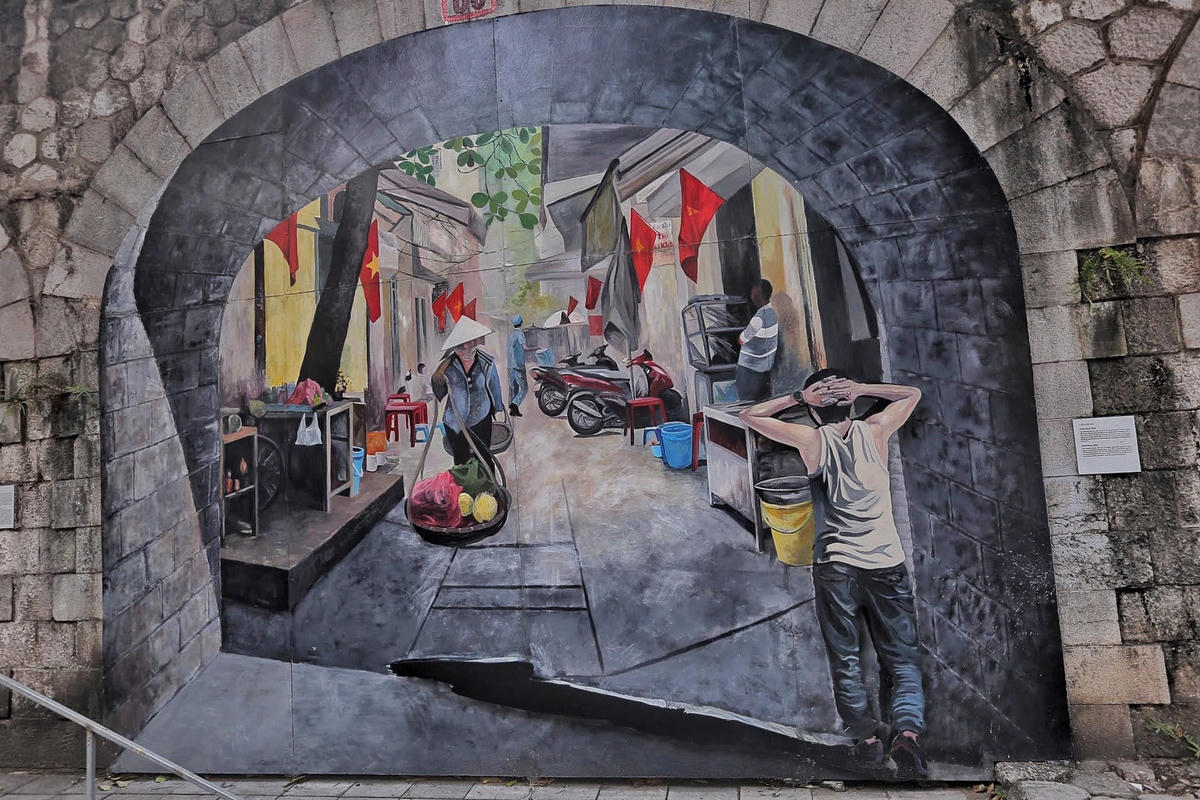 “Với những tác phẩm điêu khắc, chúng tôi cố định lại toàn bộ, để ít bị tác động nhất từ các khách du lịch”, họa sĩ Sơn nói.