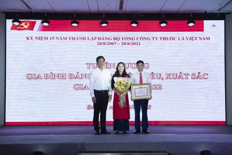 Tôn vinh Gia đình Đảng viên tiêu biểu xuất sắc.