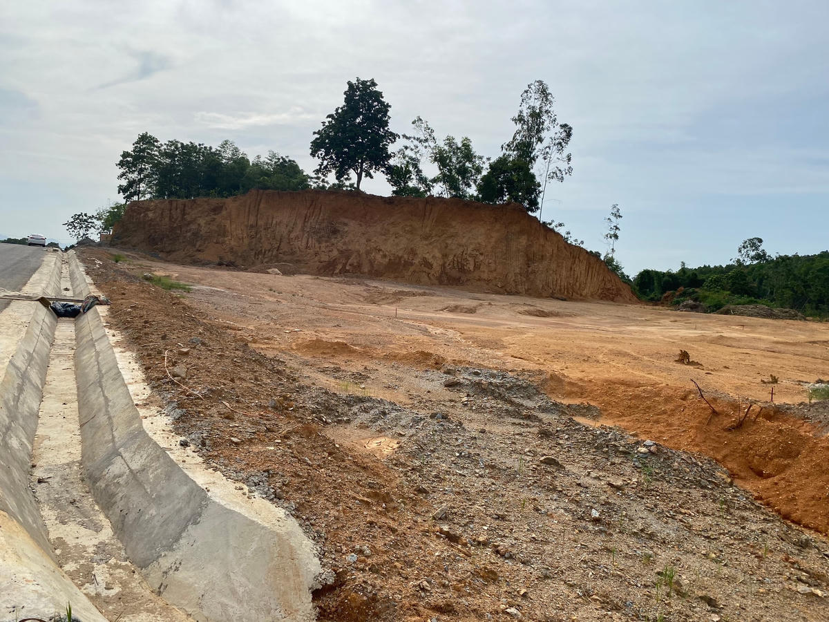 Hiện trên khu đất vẫn chưa có hoạt động được xây dựng. Khi được hỏi về việc cấp đất sai, các cơ quan đã tiền hành thu hồi GCN QSDĐ chưa thì ông Nguyễn Tiến Lực, PCT UBND xã Văn Lung cho biết: Hiện CQĐT đang làm việc, xã chưa nhận được văn bản nào về việc thu hồi GCN QSDĐ cấp sai ở trên. Ảnh: Tuấn Trung