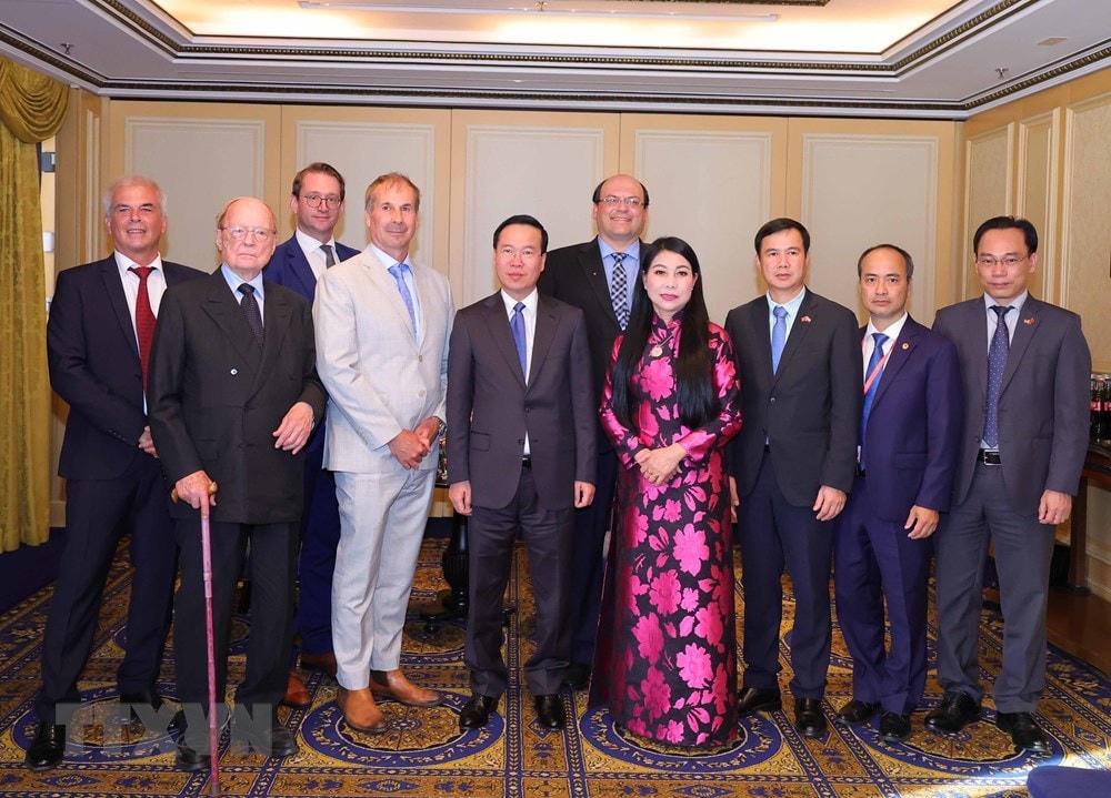 Tiếp tục chuyến thăm chính thức Cộng hòa Áo, chiều 23/7/2023 (theo giờ địa phương), tại Thủ đô Vienna, Chủ tịch nước Võ Văn Thưởng tiếp Chủ tịch Hội Hữu nghị Áo-Việt Nam Alfred Gerstl và một số bạn bè người Áo. (Ảnh: Thống Nhất/TTXVN).