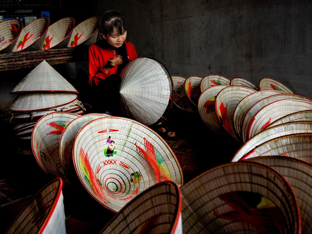 Nghệ nhân trẻ làng nghề nón lá Sai Nga (Phú Thọ).