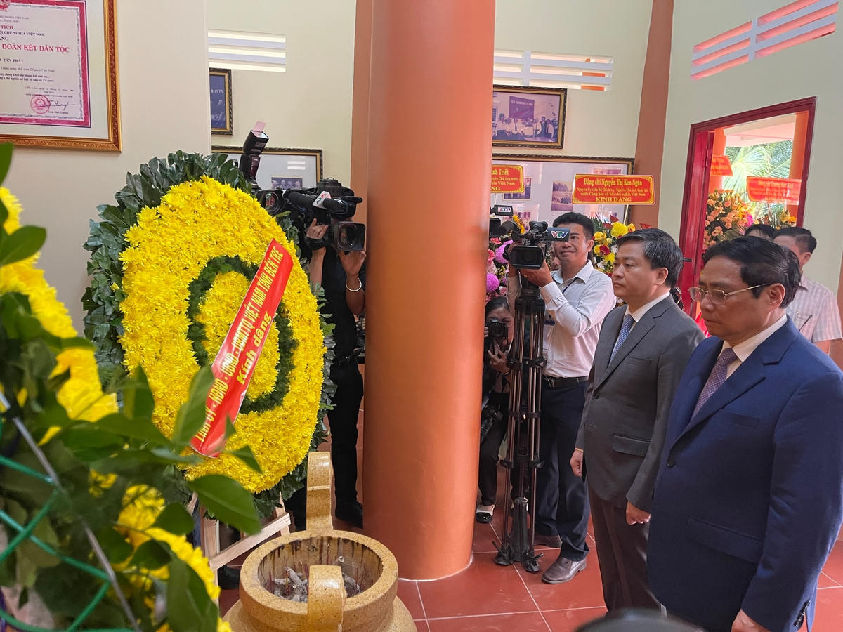 Thủ tướng Phạm Minh Chính dâng hương, dâng hoa tại nhà tưởng niệm đồng chí Huỳnh Tấn Phát.