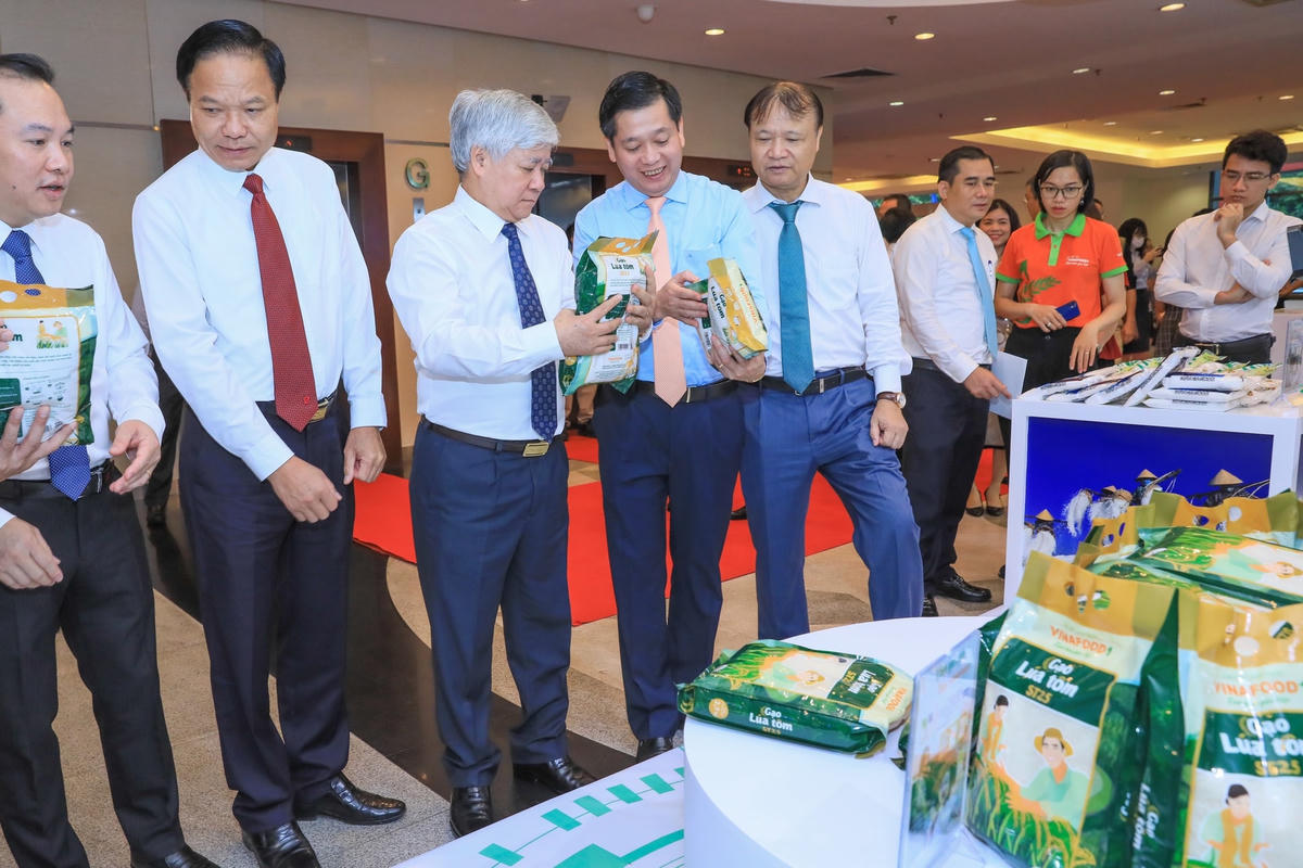 Bí thư Trung ương Đảng, Chủ tịch UBTƯ MTTQ Việt Nam Đỗ Văn Chiến tham quan gian trưng bày, giới thiệu sản phẩm dịch vụ của Tổng Công ty lương thực miền Bắc.