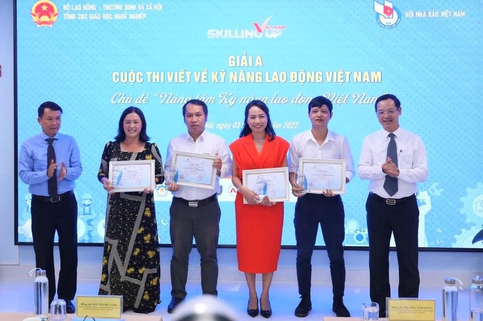 Ban tổ chức trao giải thưởng cho các tác giả có tác phẩm đạt giải A cuộc thi viết về Kỹ năng lao động Việt Nam.