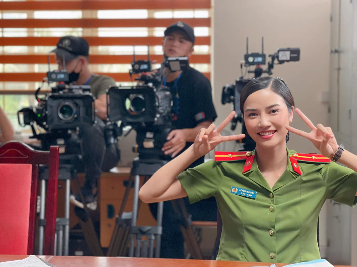 Diễn viên Anh Đào chia sẻ hình ảnh nhí nhố ở hậu trường phim. 