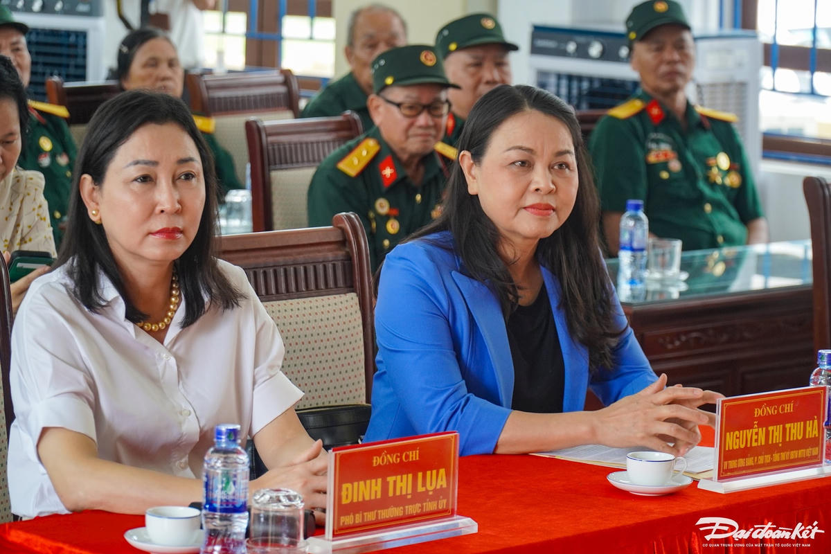 Phó Chủ tịch - Tổng Thư ký Nguyễn Thị Thu Hà thăm, tặng quà tại Trung tâm Điều dưỡng Thương binh Nho Quan chiều 24/7. Ảnh: Đình Minh