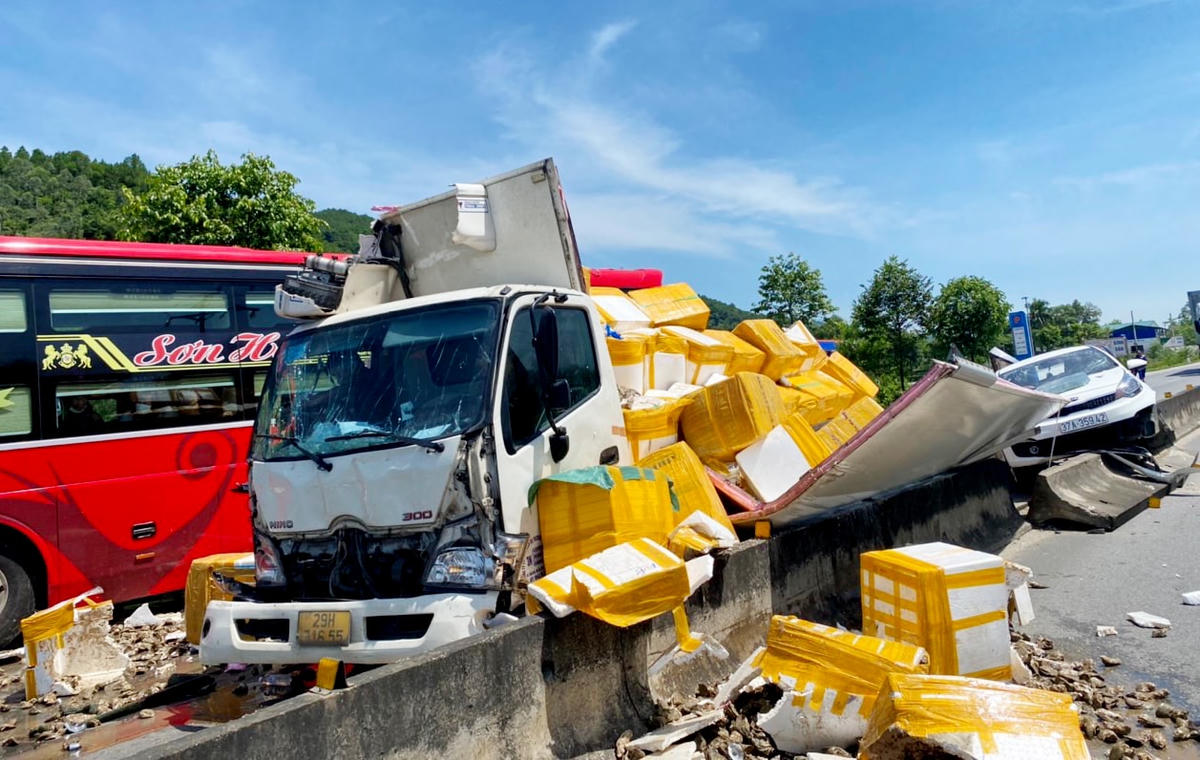 Hiện trường xe đông lạnh đâm 3 ô tô đang dừng đèn đỏ, QL1 ách tắc nhiều giờ