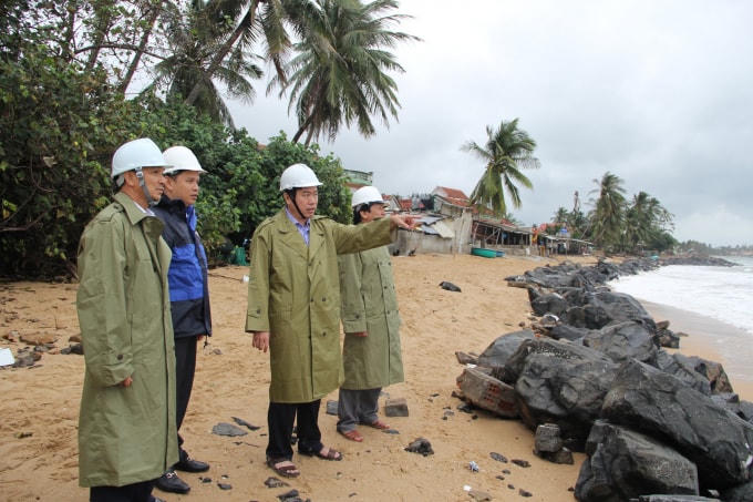 Kiểm tra sạt lở bờ biển trong mùa mưa lũ tại địa phương.