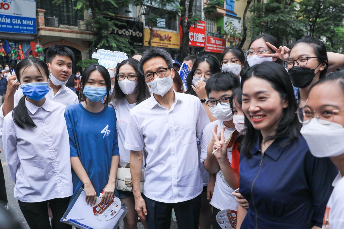 Các thí sinh phấn khởi được Phó Thủ tướng động viên tinh thần, chúc các em thi tốt.