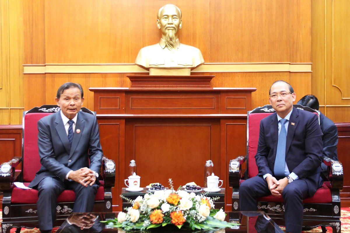 Phó Chủ tịch Hoàng Công Thủy trò chuyện cùng ông Chanpheng Soutthivong, Phó Chủ tịch Ủy ban Trung ương Mặt trận Lào xây dựng đất nước.