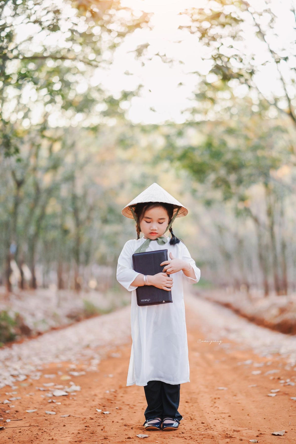 Trẻ nhỏ mặc áo dài. 