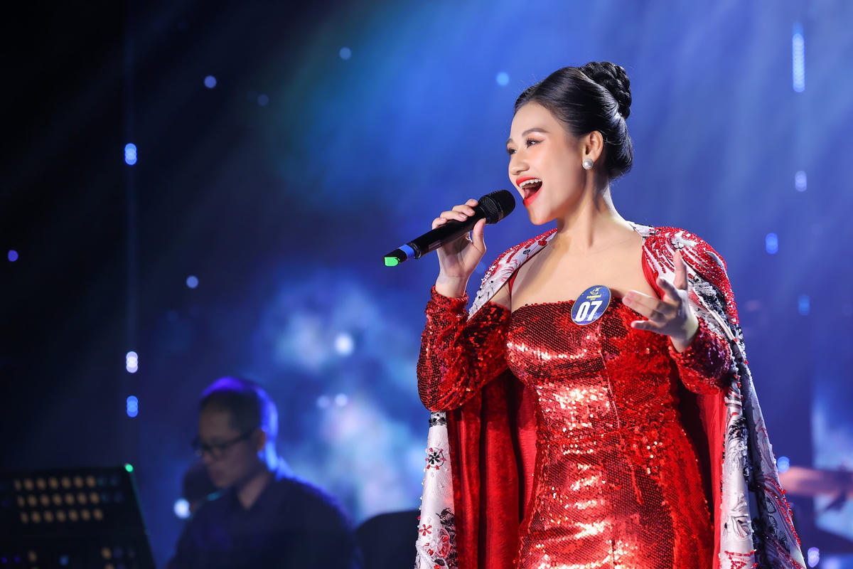 Thí sinh Minh Ngọc (SBD 07) nổi bật từ trang phục, trang điểm và giọng hát ổn định ca khúc "Mênh mang một khúc sông Hồng" (Phó Đức Phương).