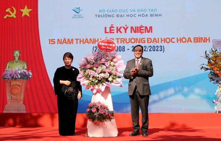 PGS.TS Nguyễn Thu Thủy - Vụ trưởng Vụ Giáo dục Đại học (Bộ GDĐT) tặng hoa chúc mừng nhà trường.
