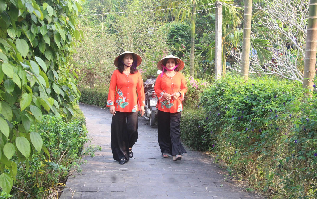 Du khách đến với làng cổ Lộc Yên.