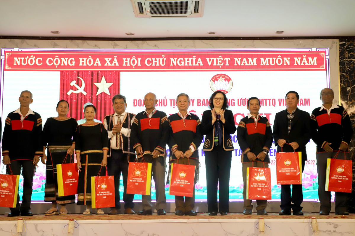 Bà Cao Thị Xuân, Phó Chủ tịch Hội đồng Dân tộc của Quốc hội và ông Hồ Văn Điềm, Chủ tịch Ủy ban MTTQ Việt Nam tỉnh Gia Lai tặng quà đại biểu tham dự Hội nghị.