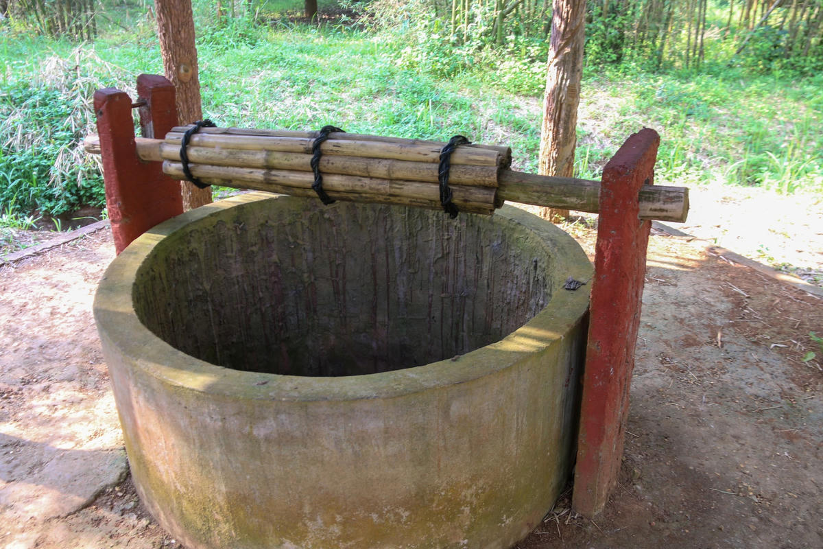Khoảng 50m chiều dài đường hầm lại có một giếng thông hơi hoặc cửa ra vào lên xuống. Giếng thông hơi vừa có tác dụng lưu thông không khí, đồng thời là khoảng không đưa đất đá từ trong lòng đất ra bên ngoài.