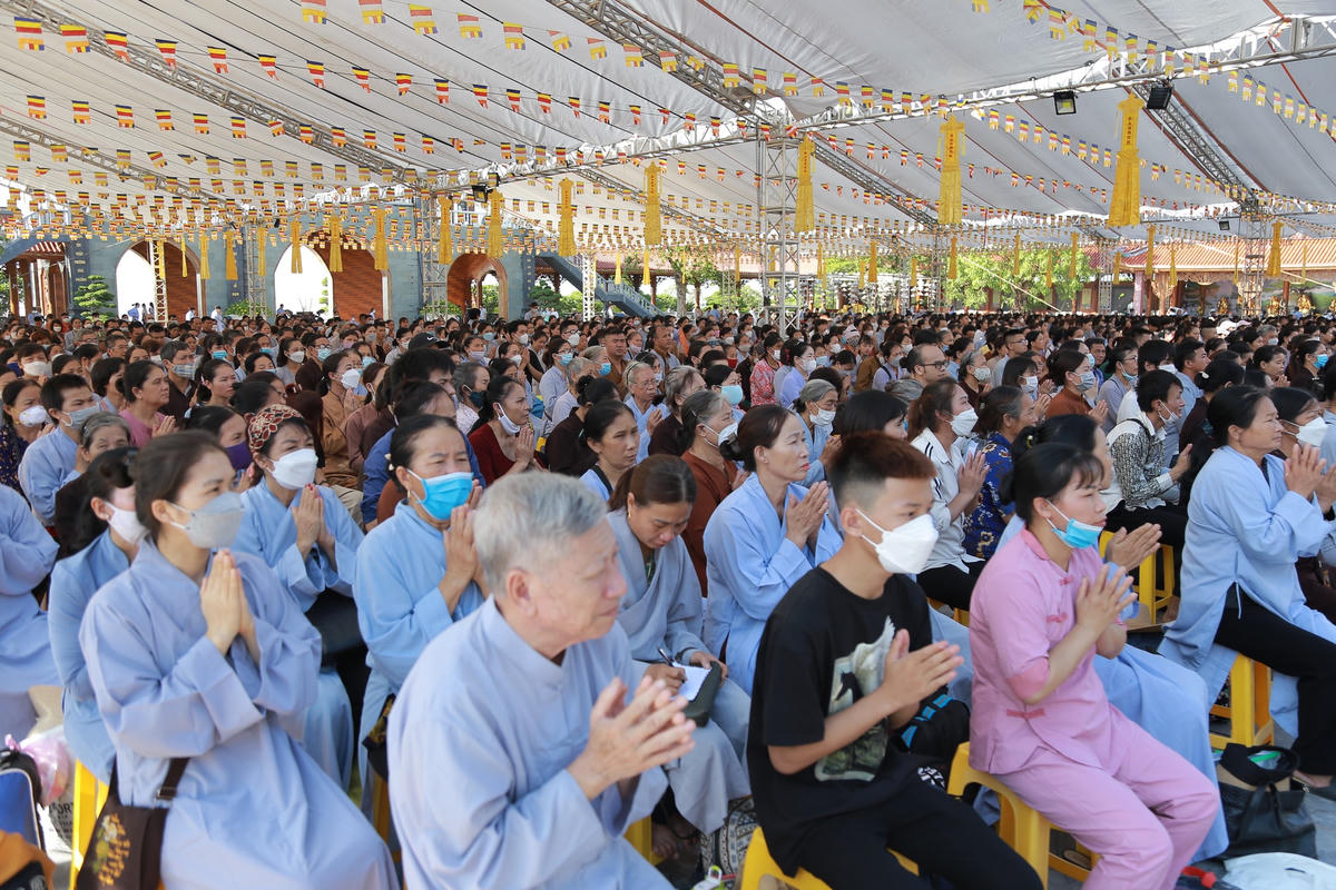Hàng vạn Phật tử về Chùa Ba Vàng dự lễ Giỗ tổ và tu tập 3 ngày 3 đêm 