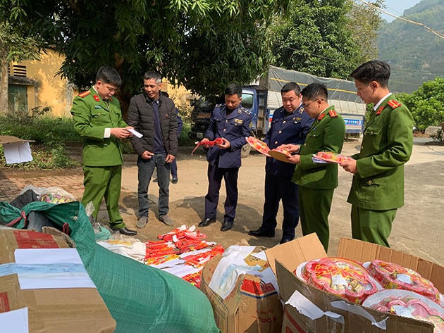 Mứt tết đang đi tiêu thụ tại Sơn La bị lực lượng chức năng thu giữ.  