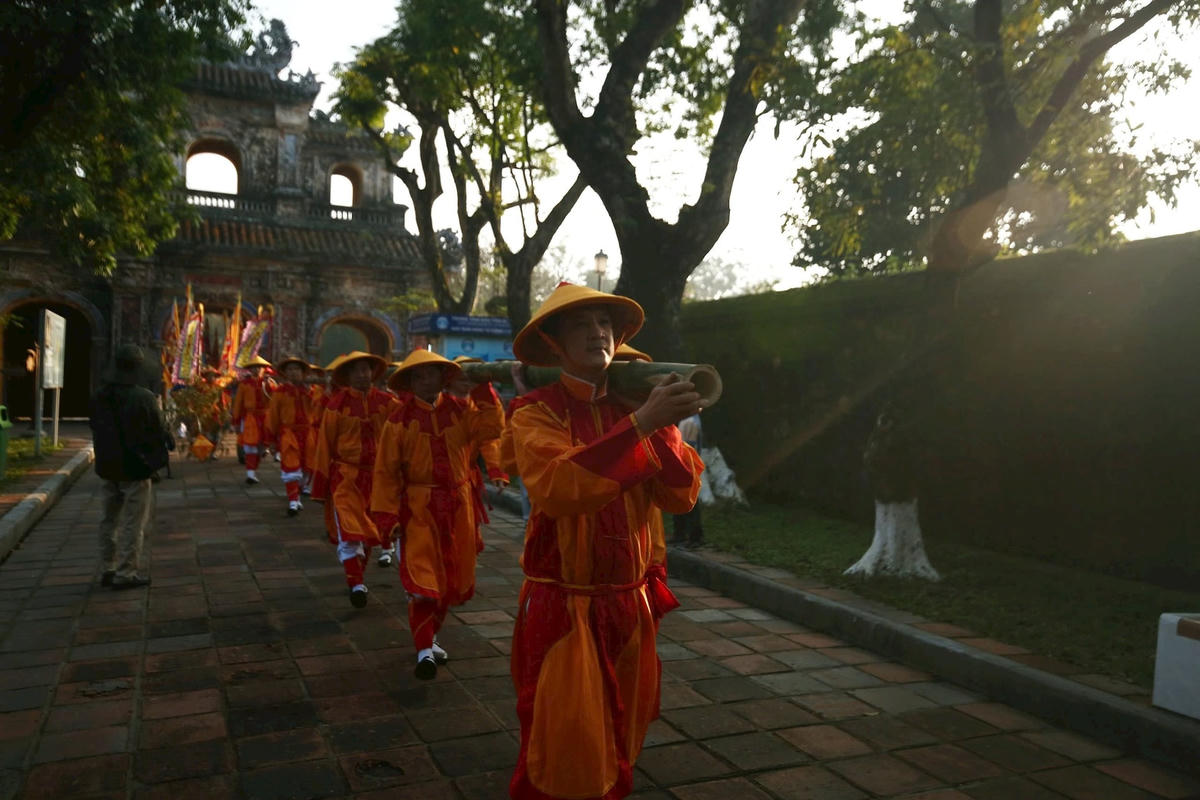 Cây nêu có chiều dài khoảng 15m, được vác bởi 10 lính vệ khỏe mạnh. Ảnh: T.T.