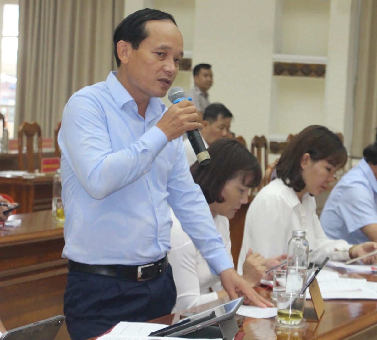 Ông Phạm Quốc Hùng phát biểu ý kiến tại kỳ họp thứ 9.