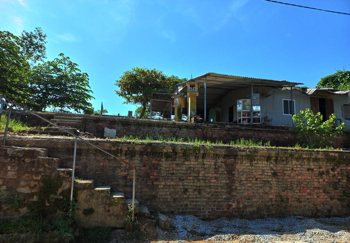 Nhiều hộ dân sống trong những ngôi nhà chật hẹp trên di tích Kinh thành Huế sẽ sớm được di dời.