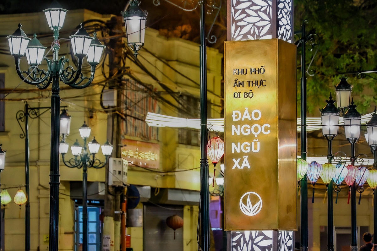 Hệ thống chiếu sáng, trang trí cho khu phố Đảo Ngọc - Ngũ Xã hiện đã được lắp đặt.