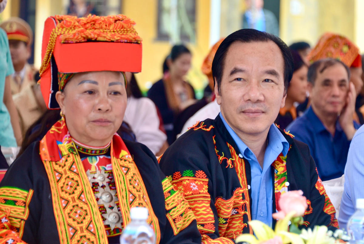 Phó Chủ tịch Ngô Sách Thực cùng nhân dân liên khu dân cư Pó Pằm - Trà Ký ôn lại truyền thống 92 năm Ngày truyền thống MTTQ Việt Nam.