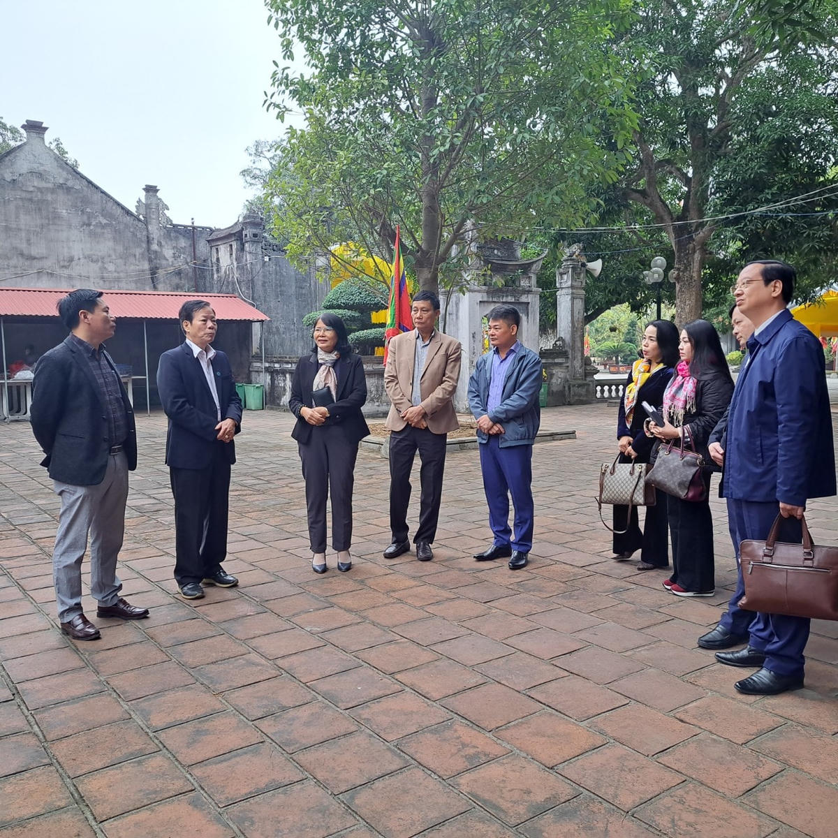 Đoàn giám sát do Phó Chủ tịch Ủy ban MTTQ TP Hà Nội Nguyễn Thị Kim Dung giám sát thực tế tại di tích Đền Hai Bà Trưng, huyện Mê Linh.