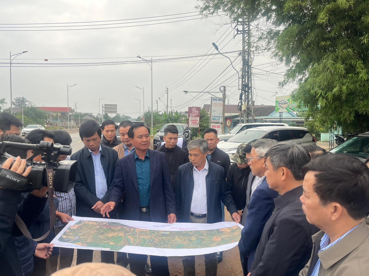 Ông Võ Văn Hưng trực tiếp kiểm tra tiến độ GPMB thi công cao tốc Vạn Ninh - Cam Lộ, đoạn qua địa bàn tỉnh Quảng Trị.