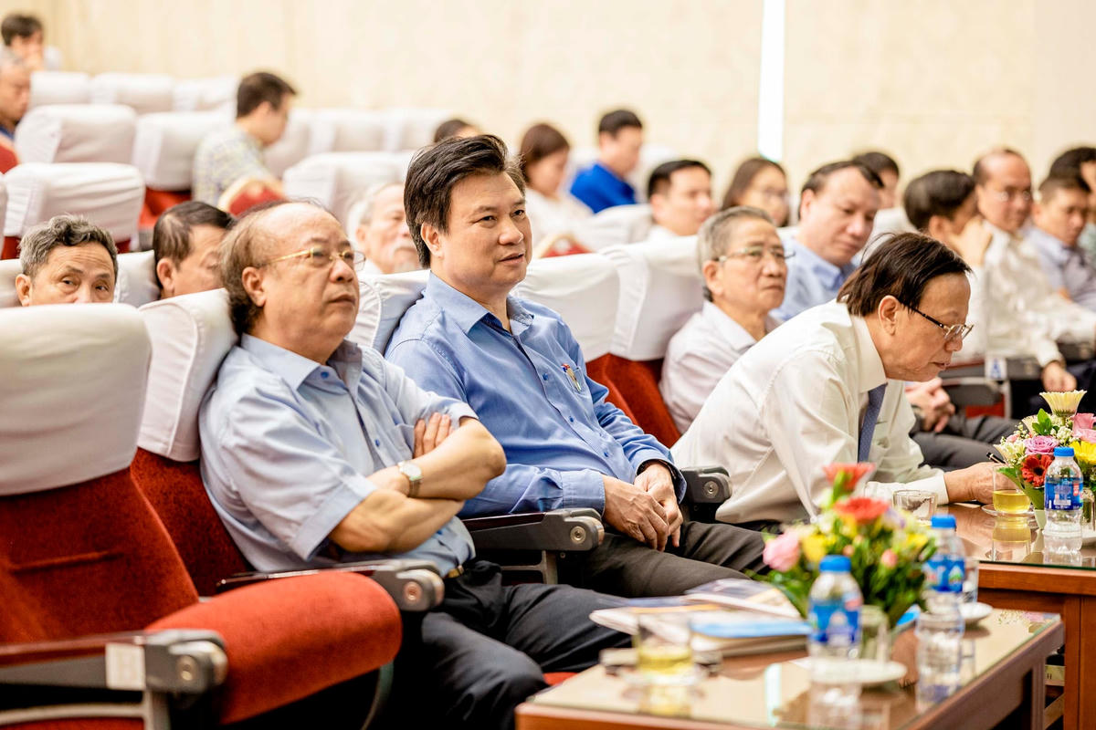 Hội nghị tập huấn báo cáo viên tham gia tập huấn giáo viên sử dụng sách giáo khoa.