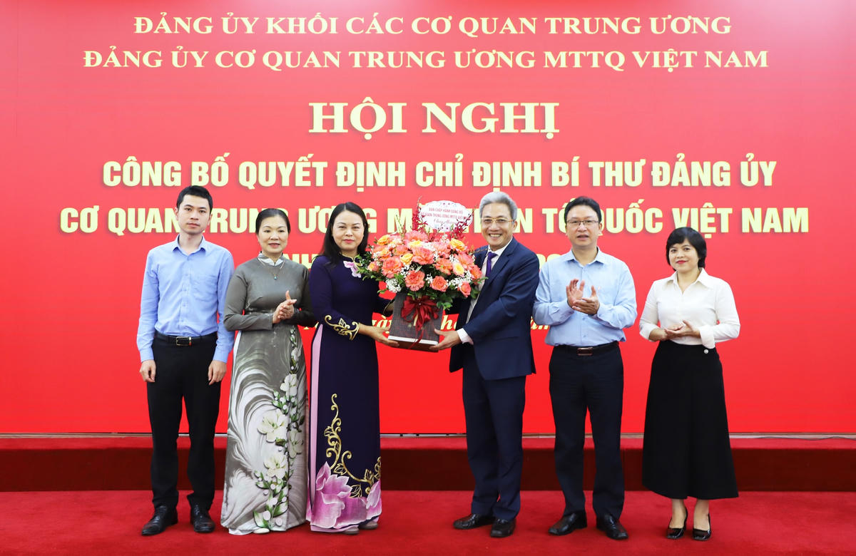 Đảng uỷ Cơ quan Trung ương MTTQ Việt Nam tặng hoa chúc mừng đồng chí Nguyễn Thị Thu Hà.