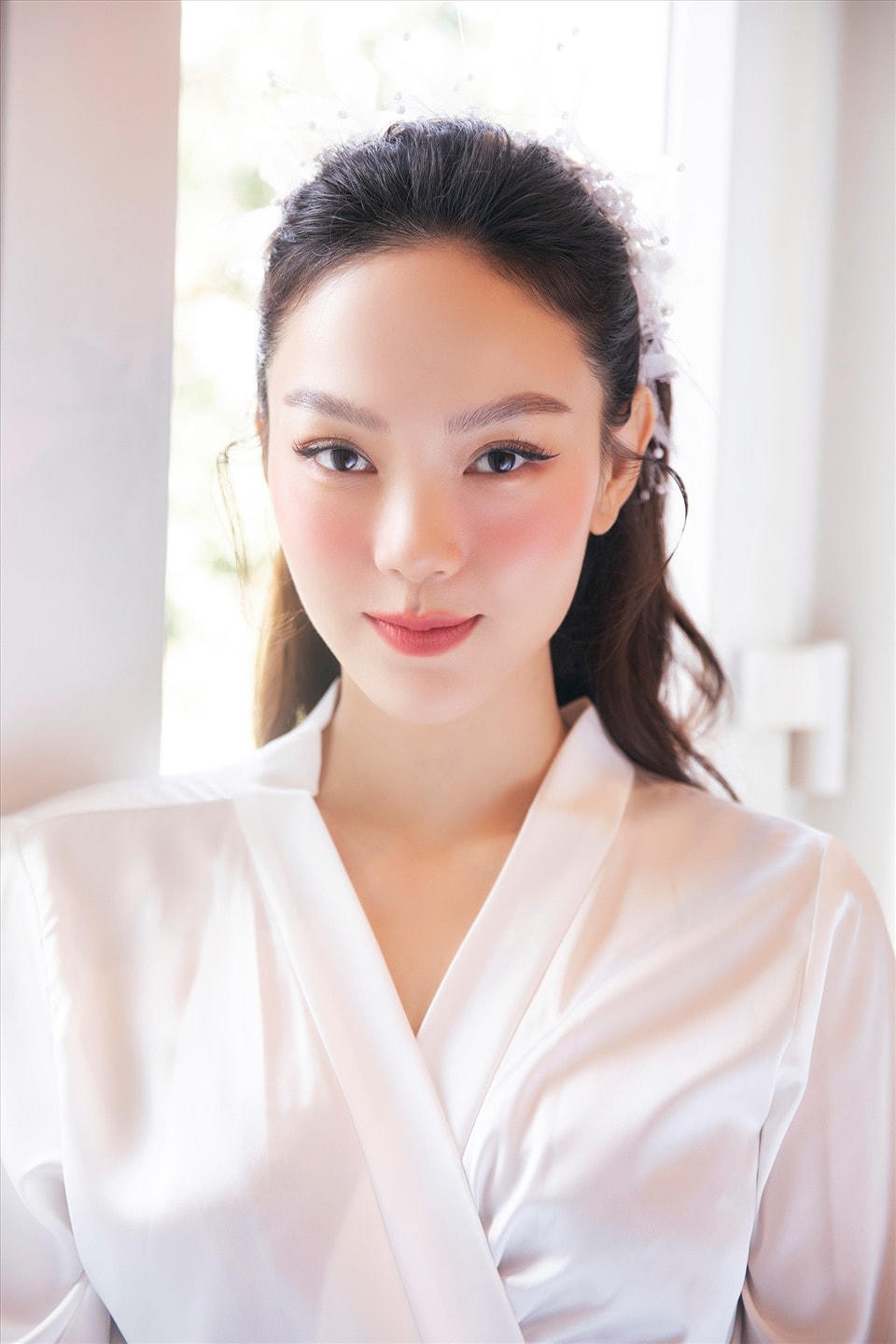 Minh Hằng diện trang phục truyền thống, trang điểm nhẹ nhàng trong lễ vu quy của mình. 