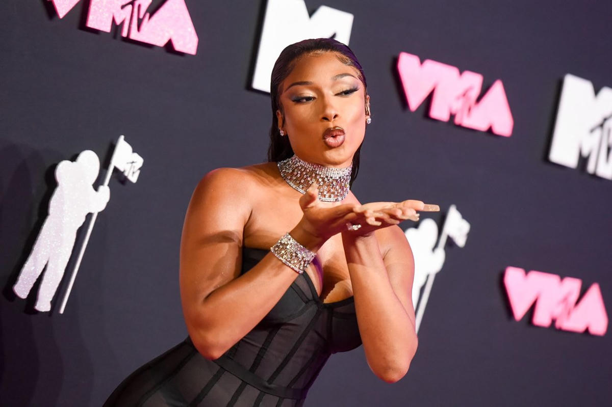 Megan Thee Stallion với chiếc váy màu đen hiệu Brandon Blackwood cùng đồ trang sức của Jacob & Co