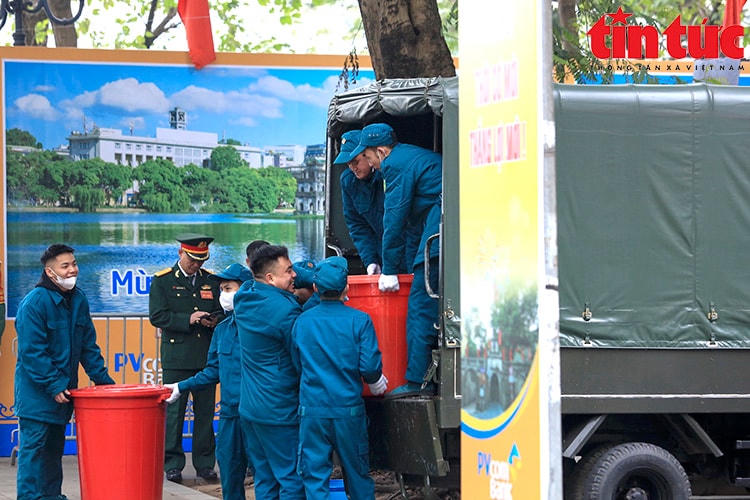 Rất đông lực lượng quân đội khẩn chương hoàn thành các trận địa pháo hoa.