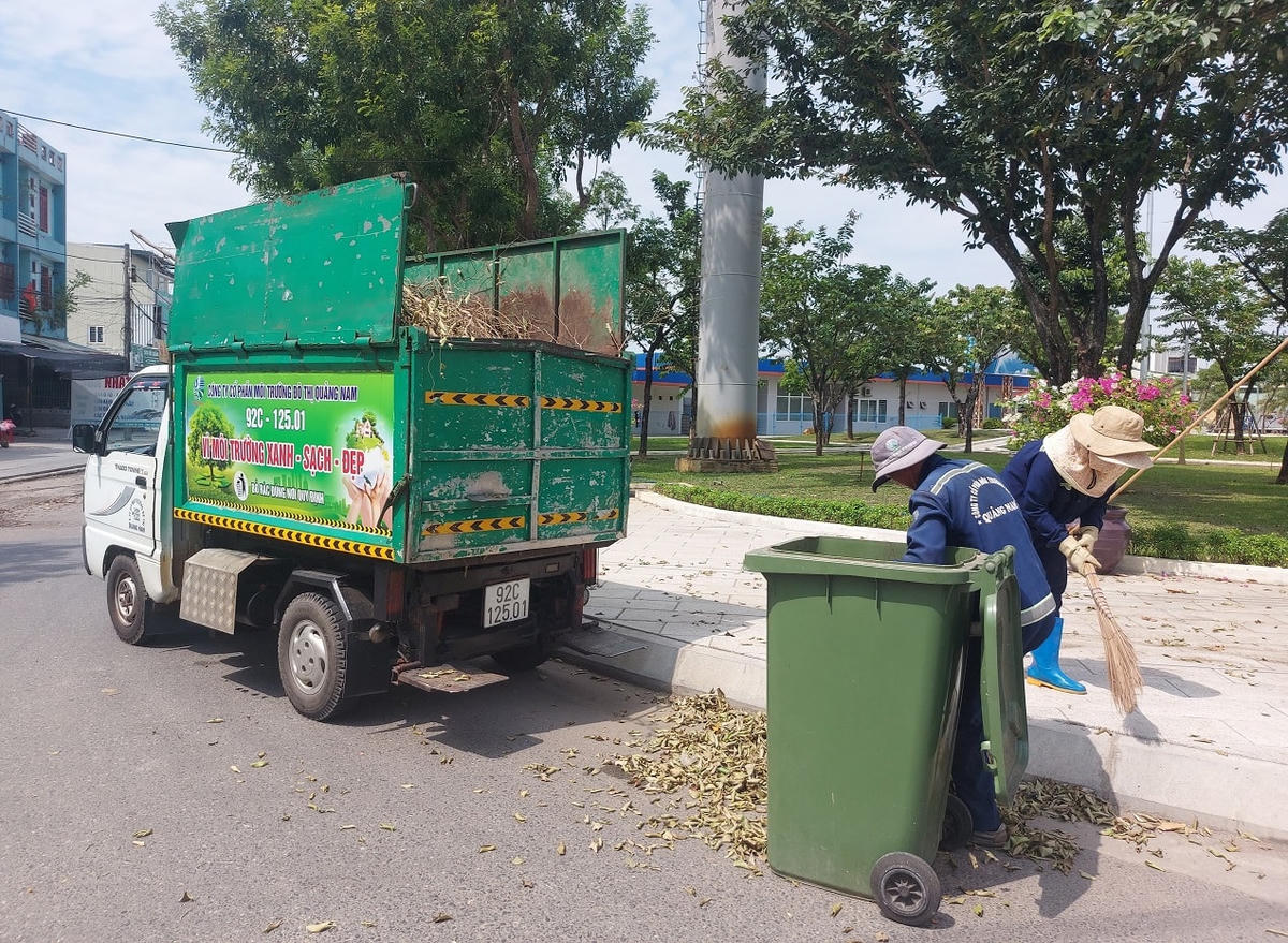 Công nhân quét dọn ở các ngõ hẻm TP Tam Kỳ.