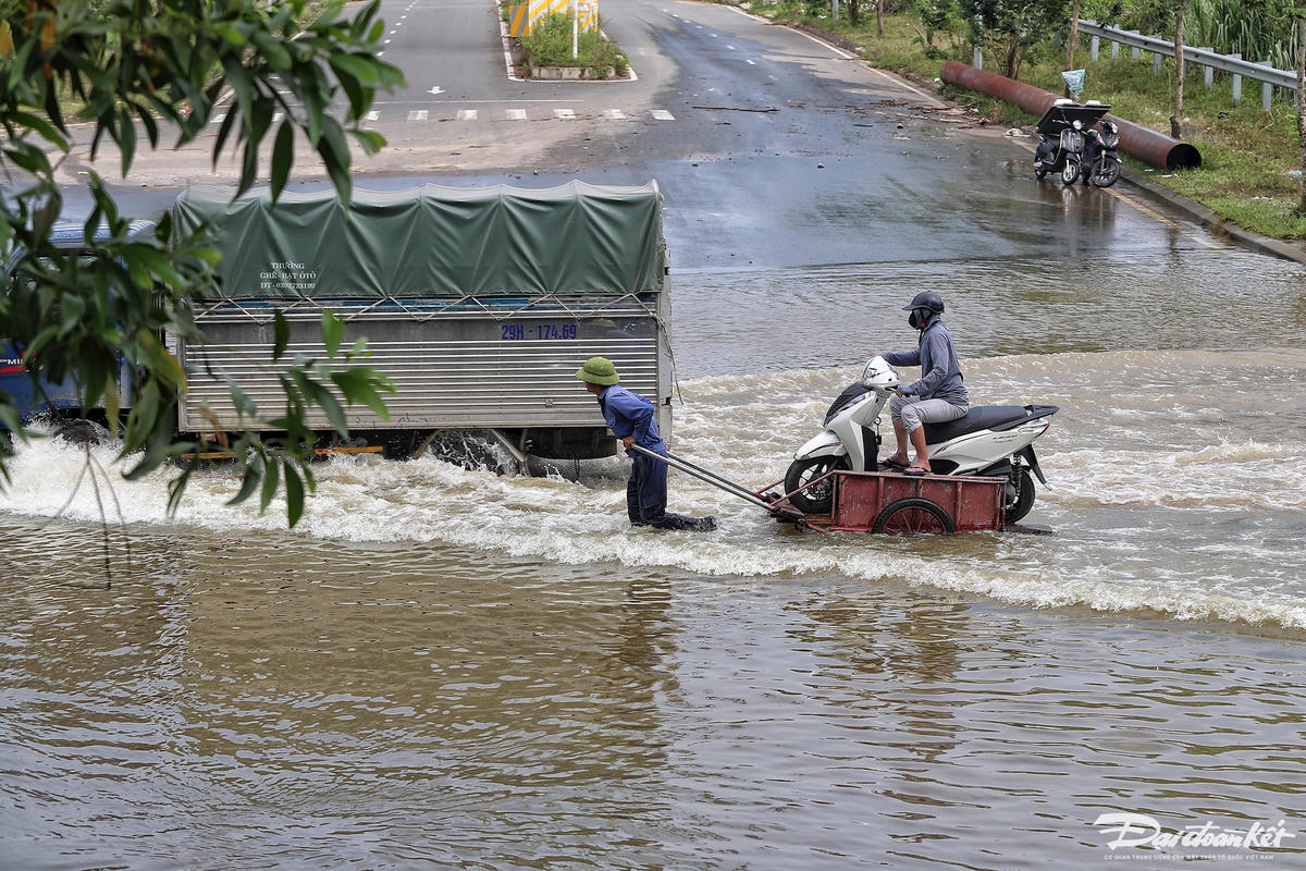 Mỗi một chuyến xe qua vũng ngập hơn 100m có giá 50.000 đồng.