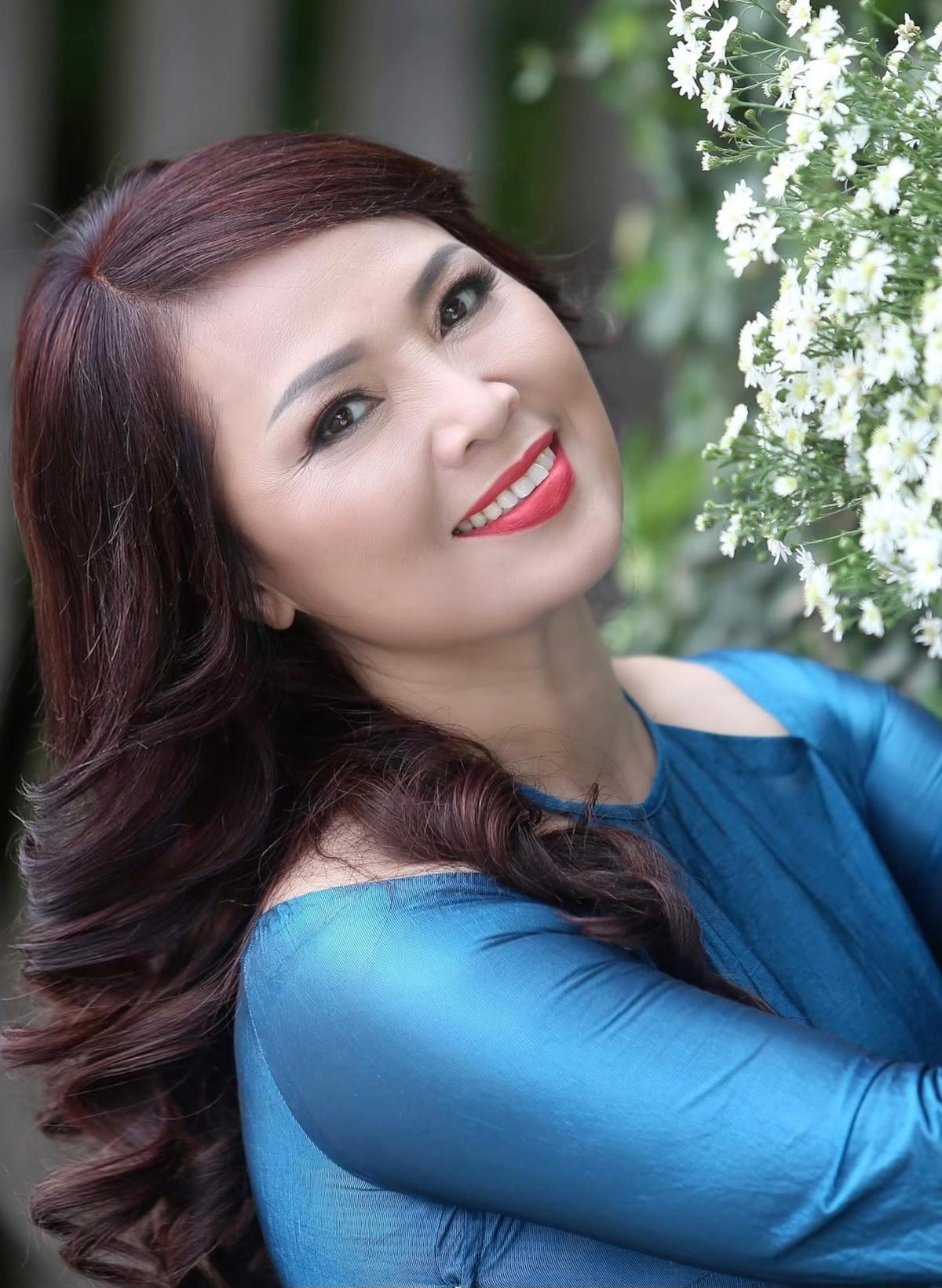 NSND Thái Bảo được nhận xét là giọng hát không quá trẻ mà cũng chẳng chịu già. 