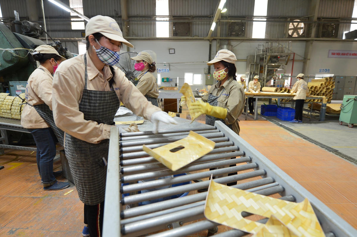 Trong khó khăn, các doanh nghiệp vẫn đang nỗ lực tìm cách xoay xở để duy trì sản xuất, tạo việc làm cho người lao động. Ảnh: Quang Vinh.